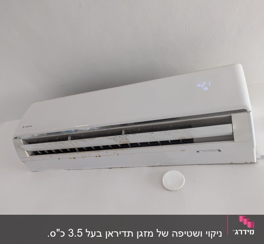 מזגן מותקן על קיר עם תצוגה דיגיטלית